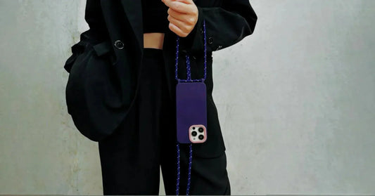 coque mauve sur modèle habillée en noir
