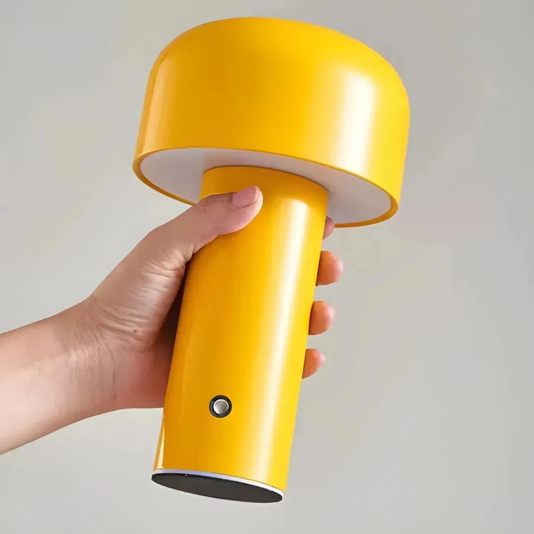 Lampe jaune dans la main