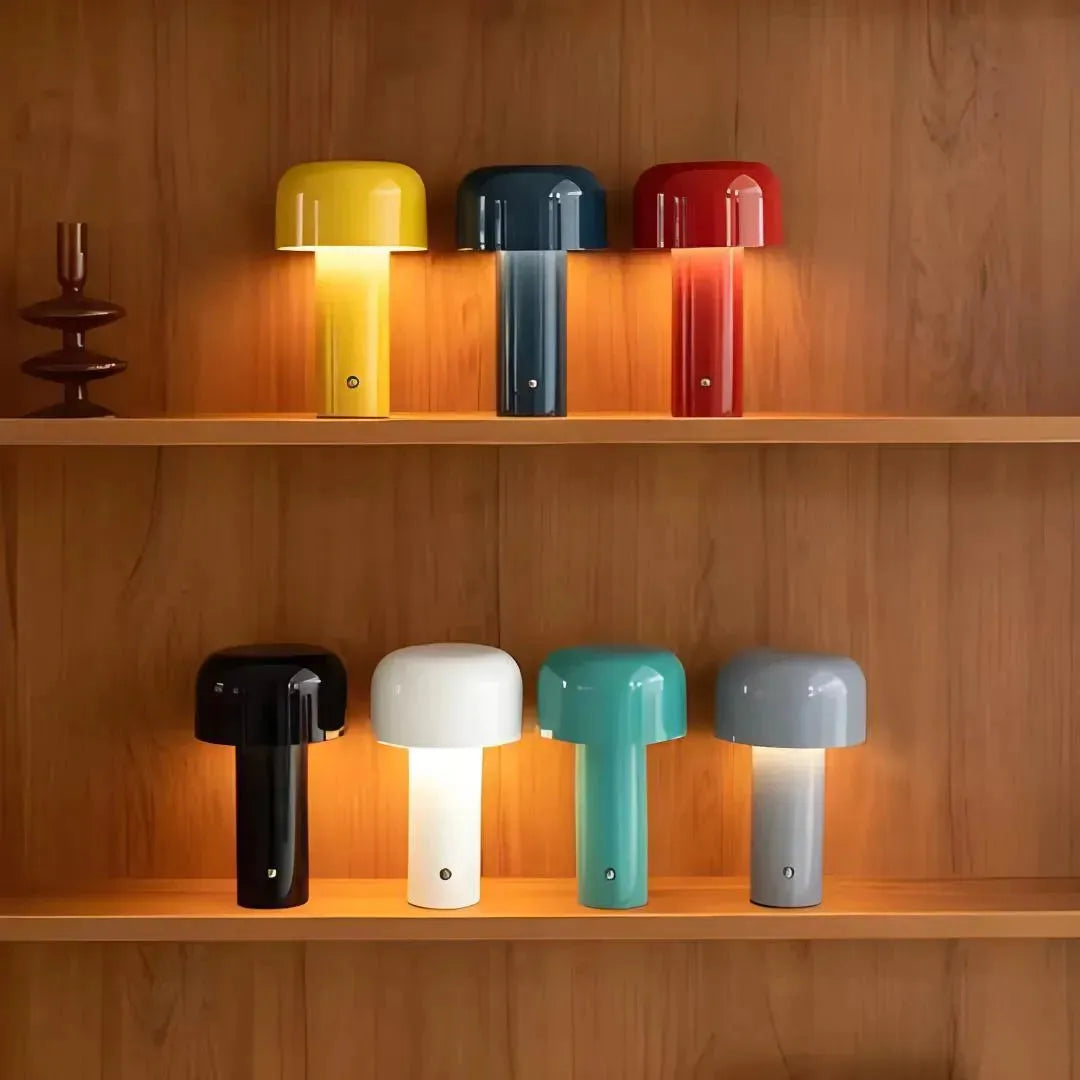 Lampe tactile portable design minimaliste sur une étagère