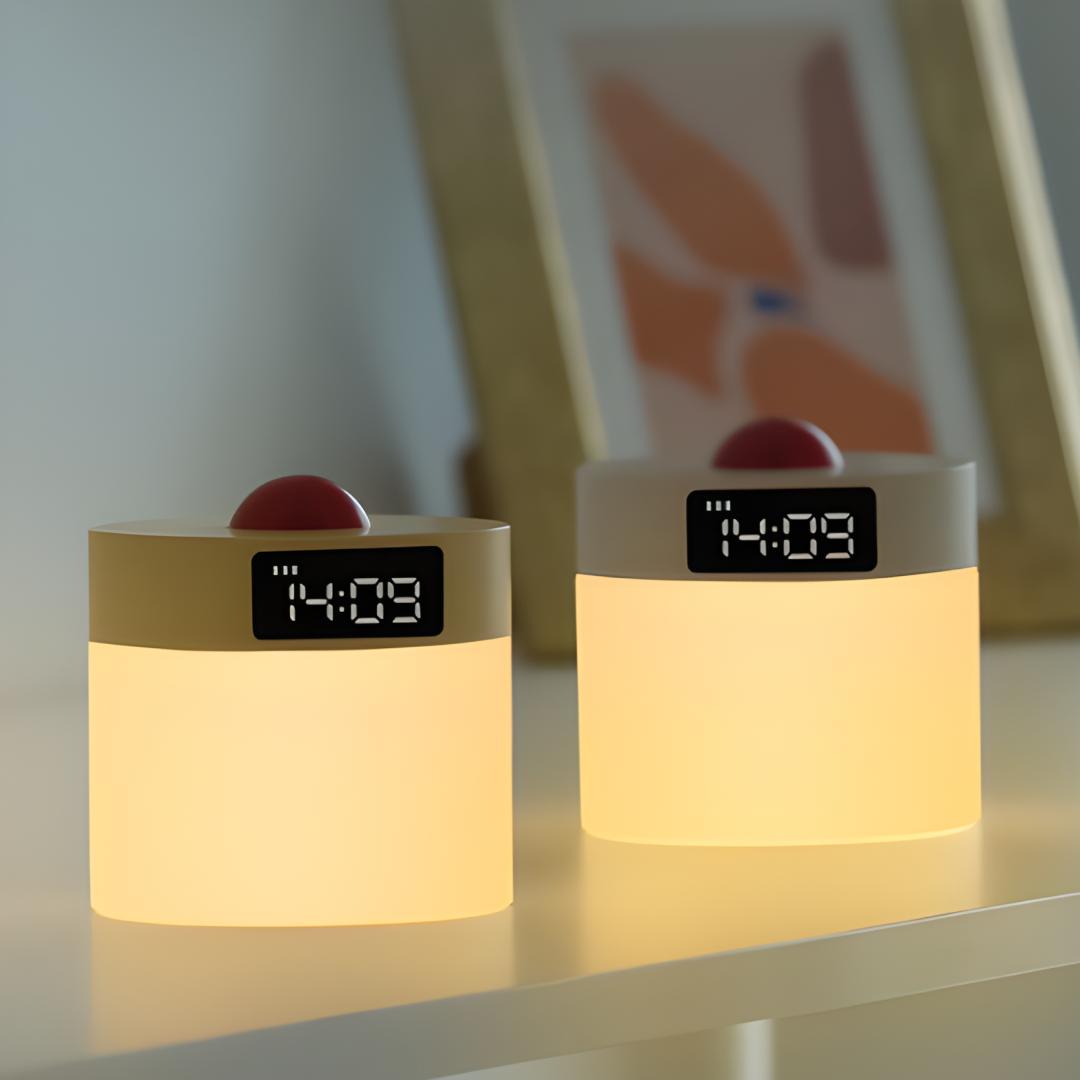 2 versions de veilleuse horloge avec haut de corps blanc ou jaune et boule décoration rouge sur une étagère blanche