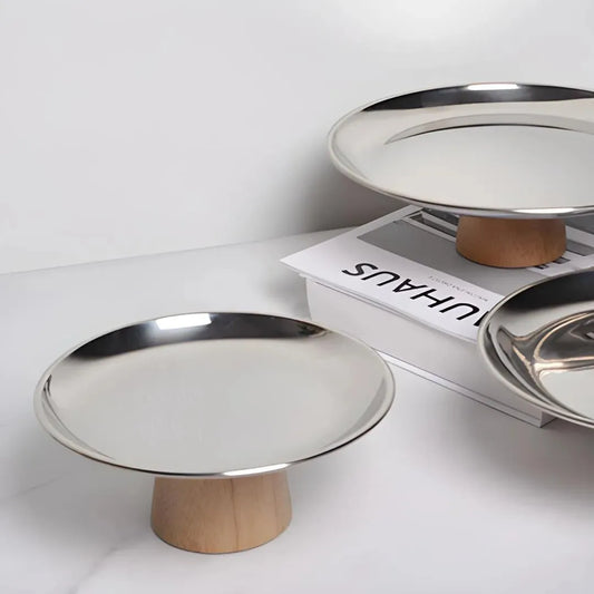 plateau métal design avec base bois disposé en trio sur table blanche pour décoration salon ou bureau