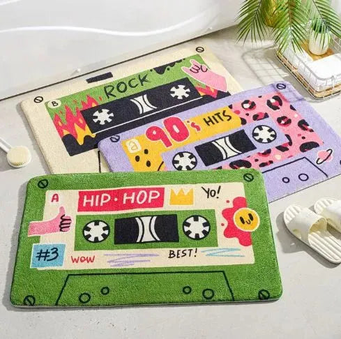 3 versions du tapis de bain cassette rétro, vert bkanc rock et mauve devant une baignoire et avec une paire de savate