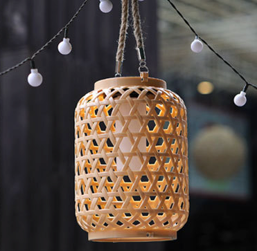 lampe exterieure tiki effet bambou en journée, éteinte et suspendue