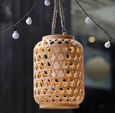 lampe exterieure tiki effet bambou en journée, éteinte et suspendue