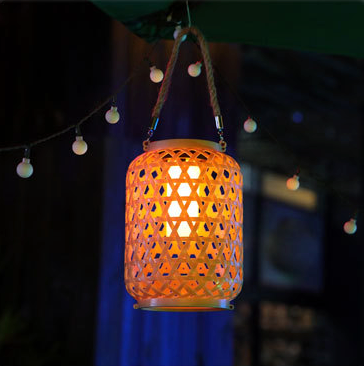 lampe exterieure tiki effet bambou accrochée avecguirlande d'ampoule pour un effet cosy