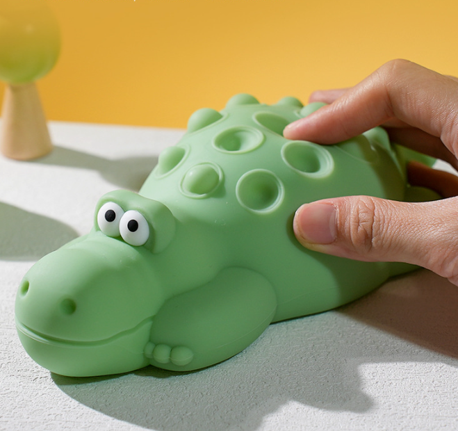 veilleuse croco casper zoom sur son dos où on peut trouver des bulles fidget relaxante