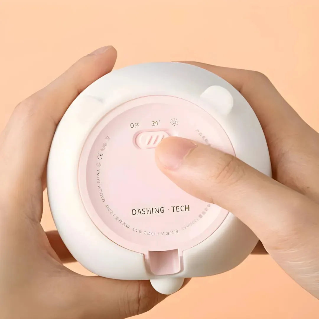 veilleuse lapin blanc vue du dessous, dans des mains, focus sur l'interrupteur on off