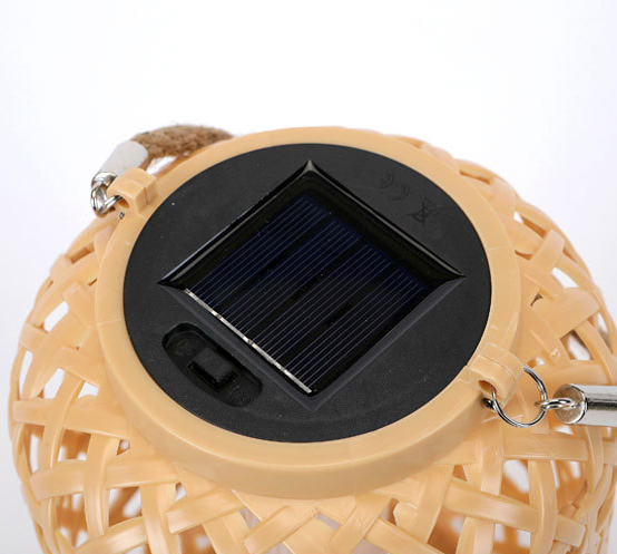 zoom dessus de la lampe panneau solaire lampe exterieure tiki effet bambou