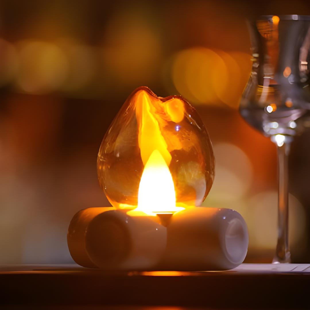 vue plus bas de la lampe flamme posée sur une table avec un autre type de verre, fond d'image flou