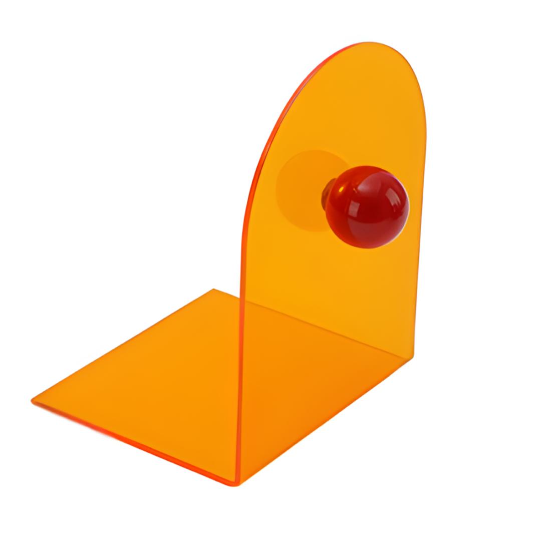 Bloc livres orange en acrylique avec boule rouge, structure en L visible en détail sur fond blanc.