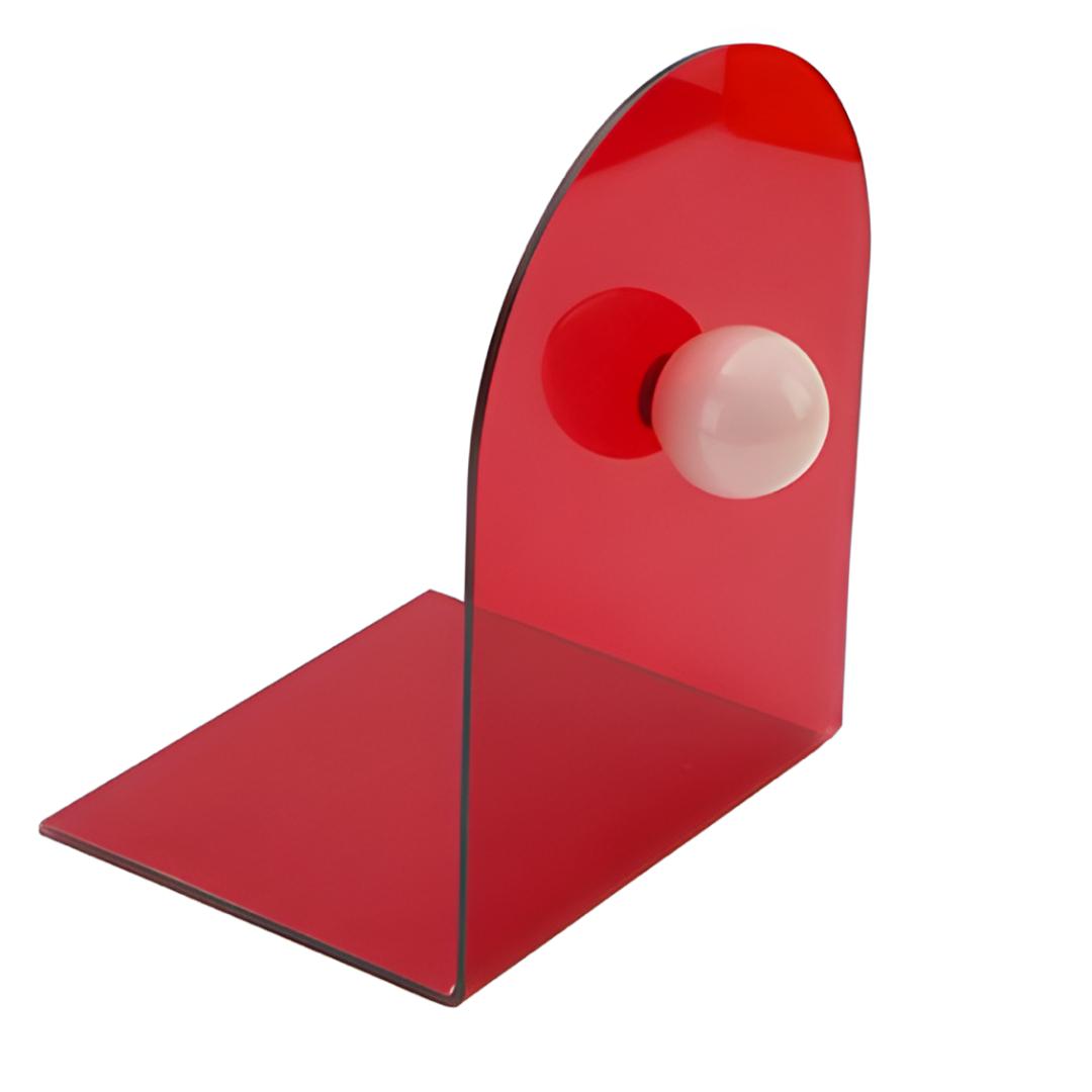 Bloc livres rouge en acrylique avec boule rose, structure en L visible en détail sur fond blanc.