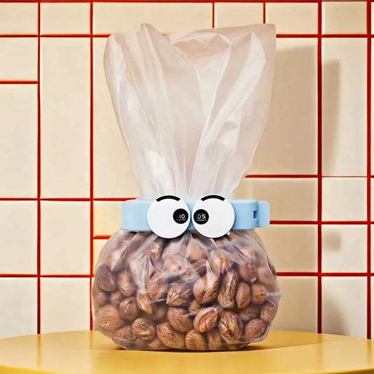 Sac plastique rempli de noix fermé hermétiquement avec un clip bleu doté d’un double cadran de date