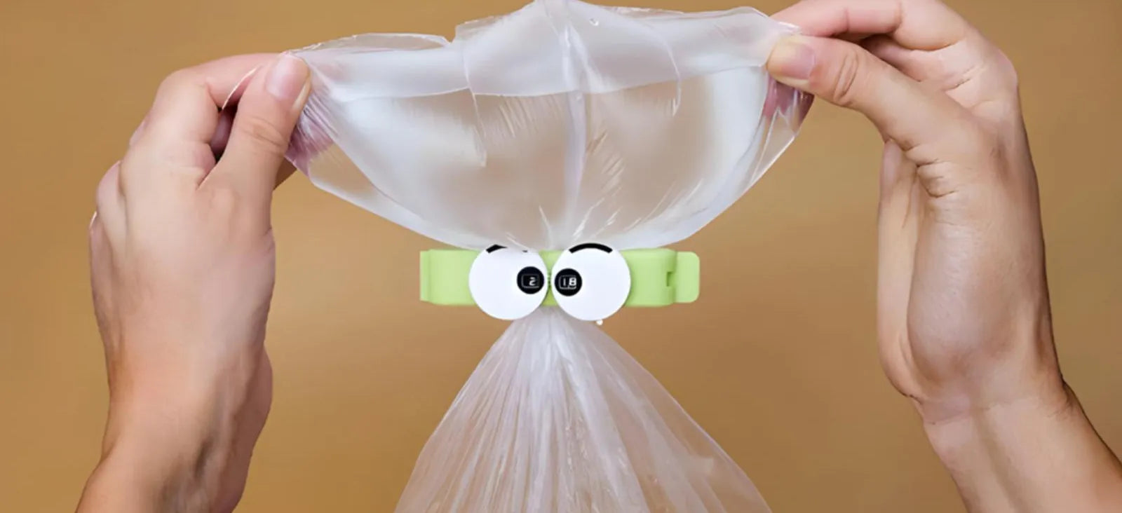 lip alimentaire vert avec cadrans de date, utilisé pour refermer hermétiquement un sac plastique transparent, tenu à deux mains