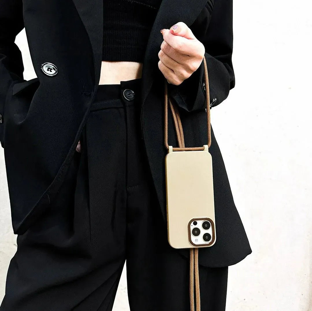 Photo lifestyle tenue à la main, look noir oversize – contraste et élégance