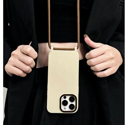 Coque crème portée devant la poitrine, tenues deux mains – look urbain et sobre