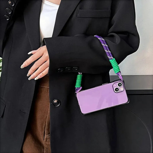 Coque violette portée à la main avec cordon en mode sac à main, tenue à la hanche