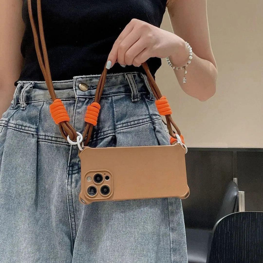 Coque marron tenue en format horizontal, cordon tendu entre les mains