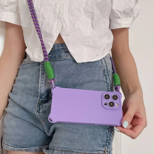 Coque violette portée en bandoulière avec cordon violet et vert – vue de face