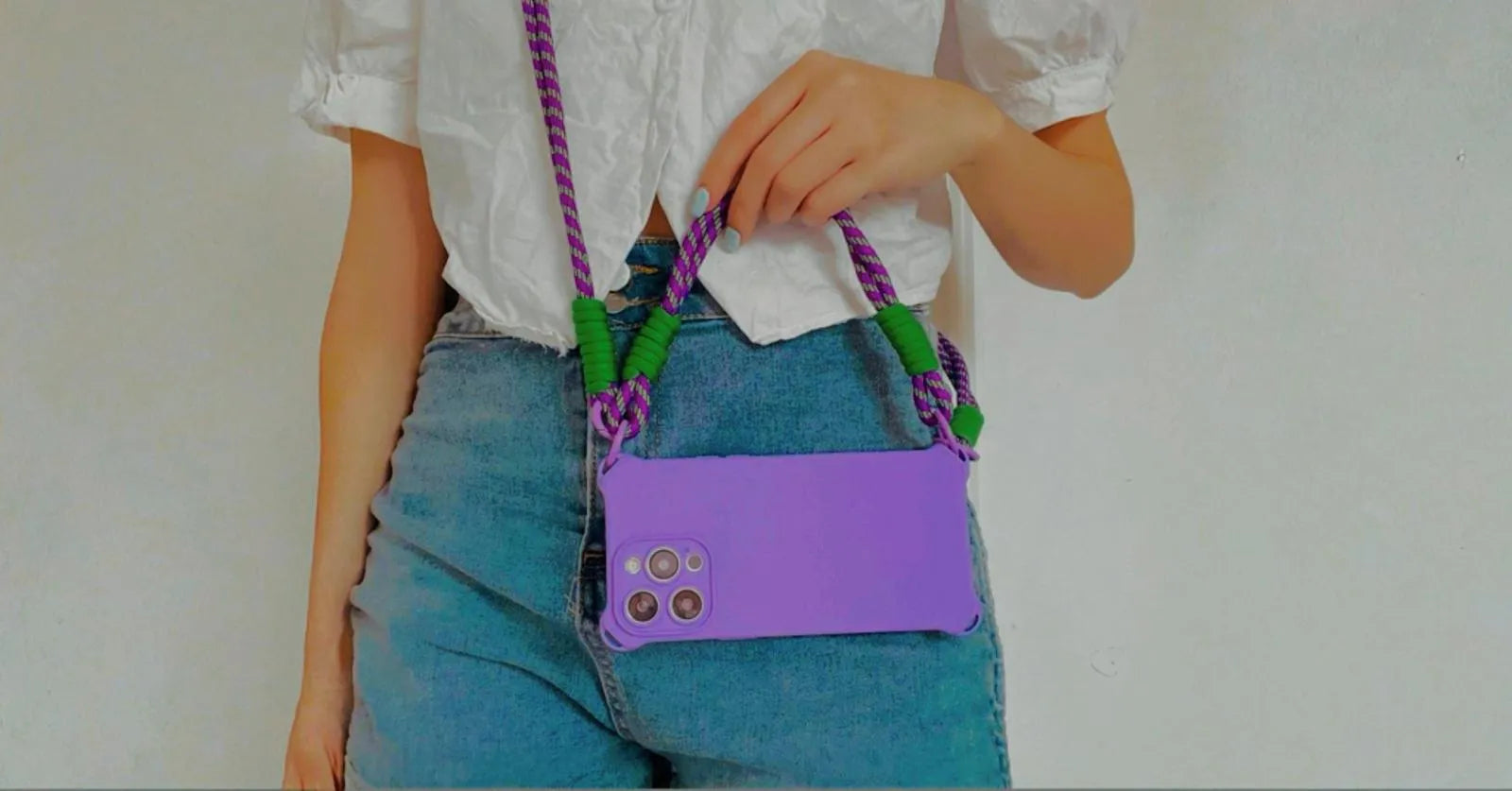 Coque violette portée en bandoulière, vue latérale avec éclairage chaud