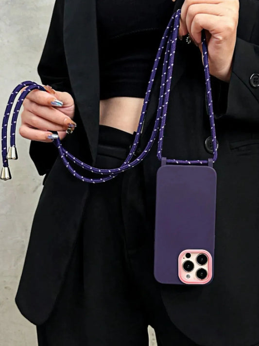 Coque violette portée autour du cou avec cordon réfléchissant violet, tenue noire