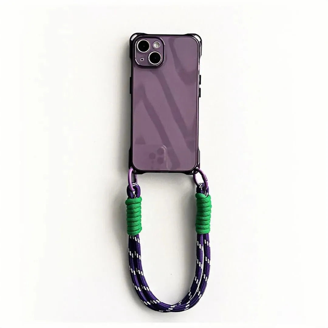 Coque violette transparente suspendue verticalement sur fond blanc