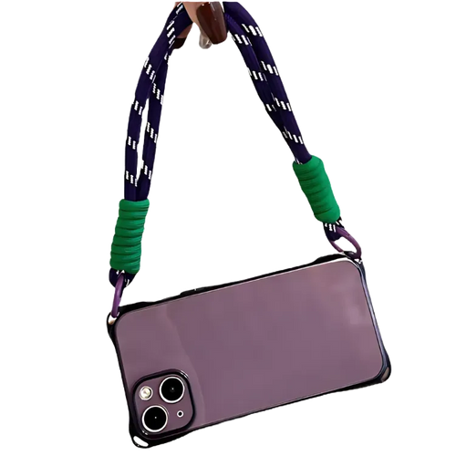 Coque violette transparente tenue à la main avec cordon violet et vert