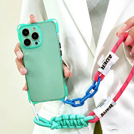 Coque iPhone verte fluo avec cordon tressé et maillons bleus, tenue à la main – look streetwear