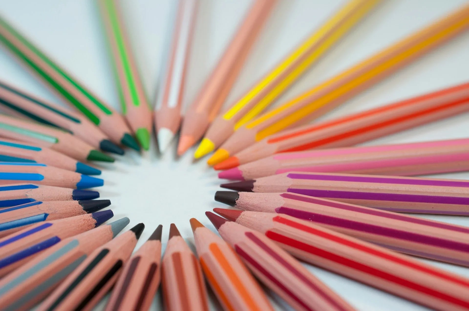 crayon de couleurs en bois arrangé en cercle