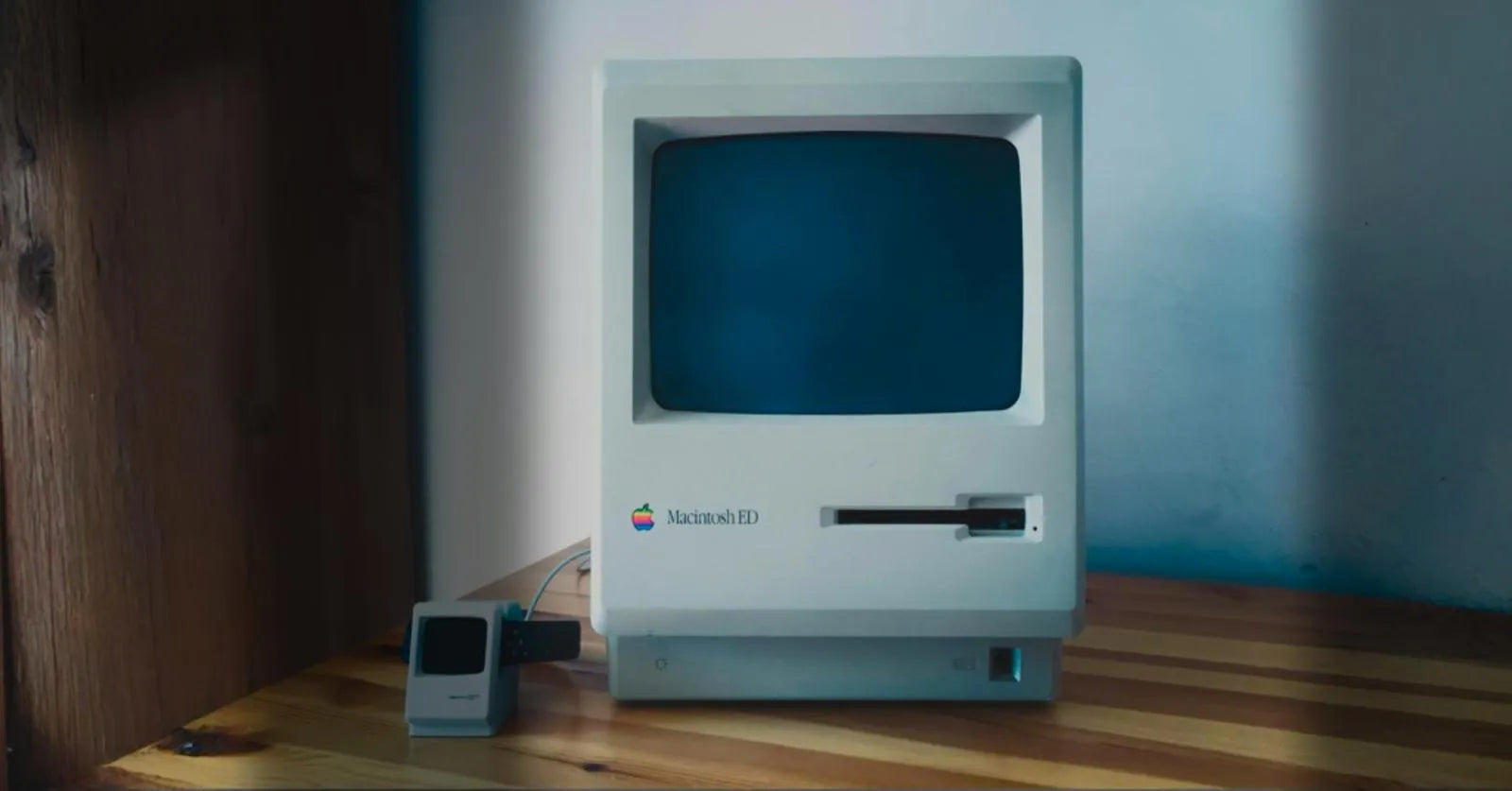 photo plan large, sombre d'un ancien ordinateur Apple Macintosh ED, source d’inspiration pour le design rétro du support Apple Watch.