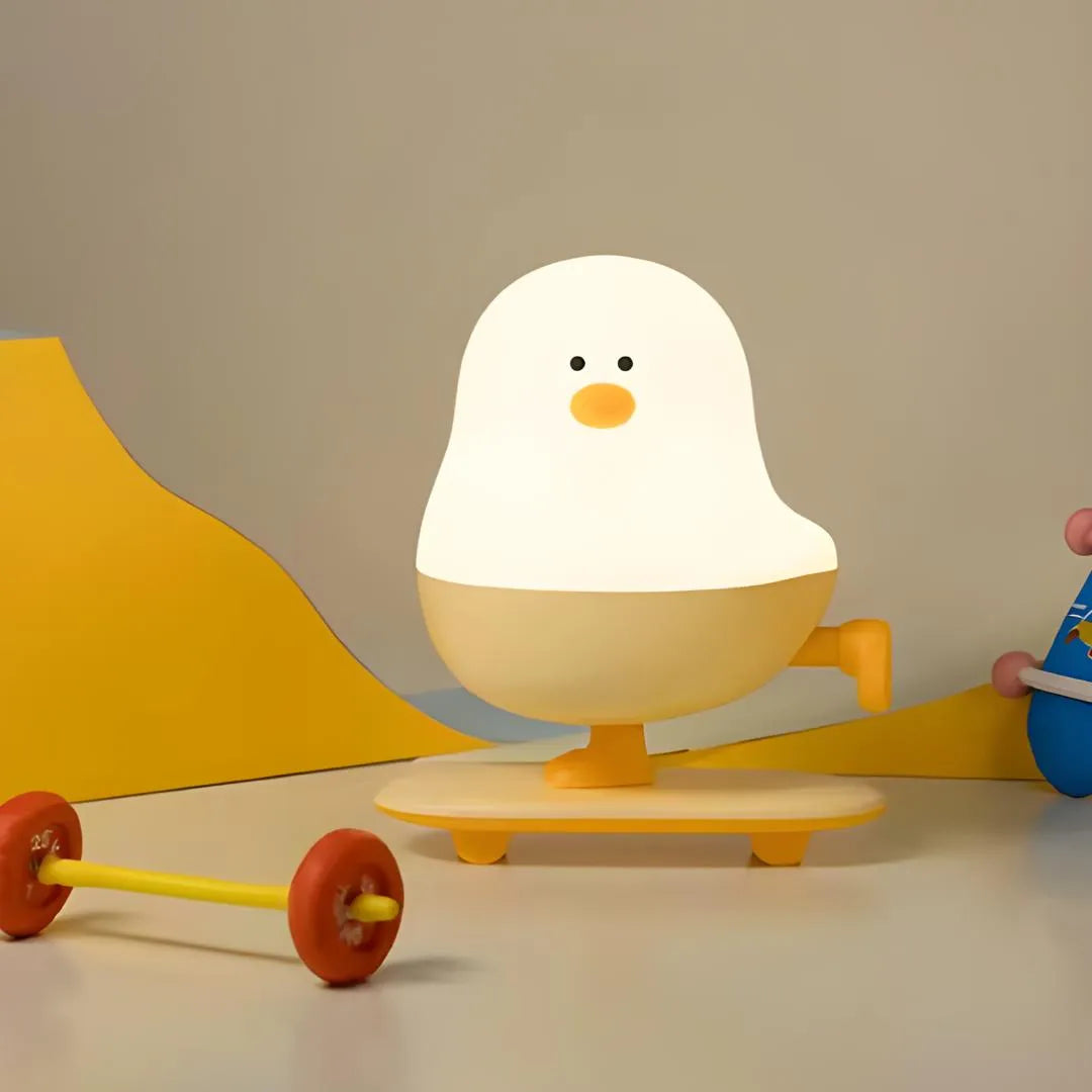 Veilleuse poussin LED sur skate avec déco ludique et haltère en plastique