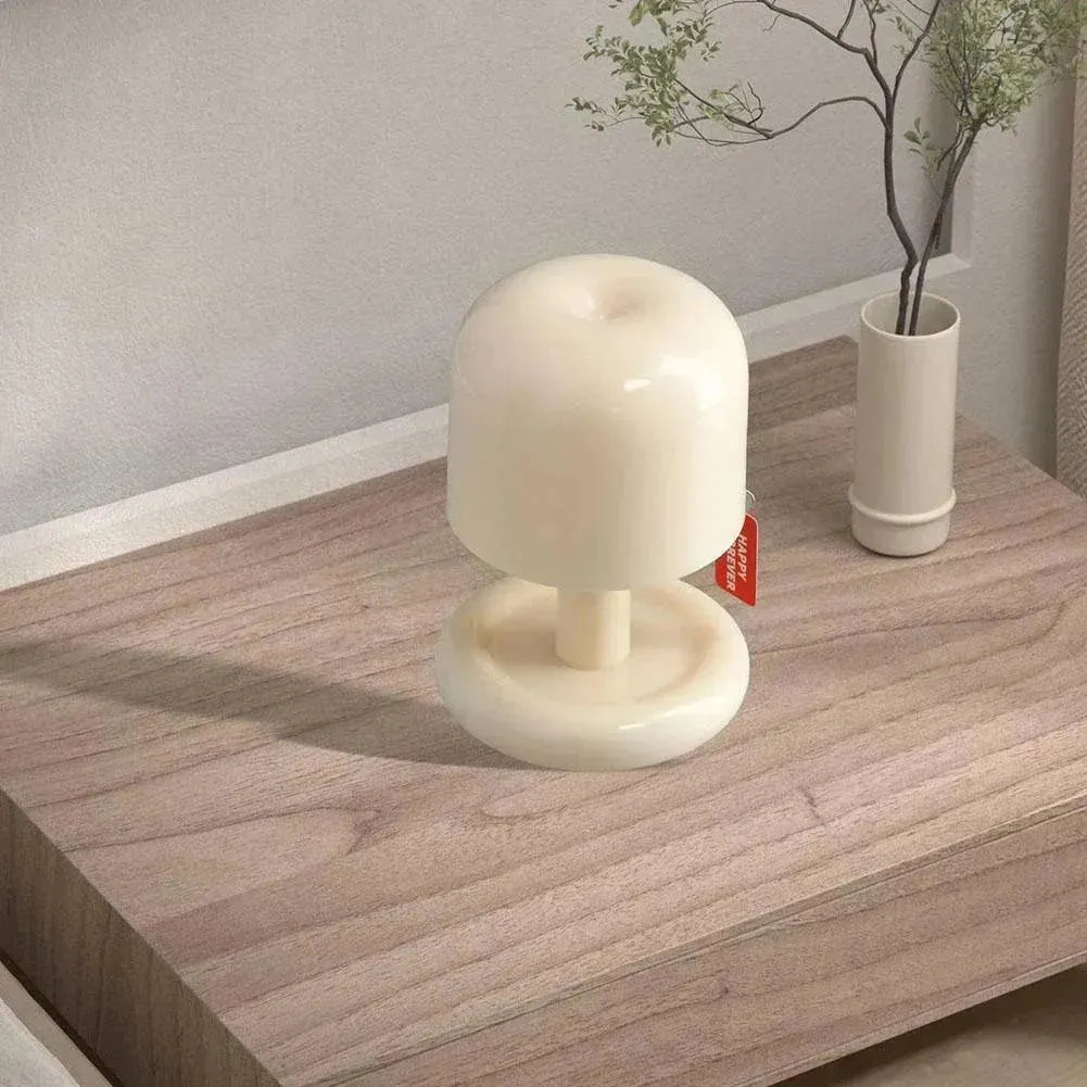 mini lampe blance fat boy design minimaliste posée sur plance en bois