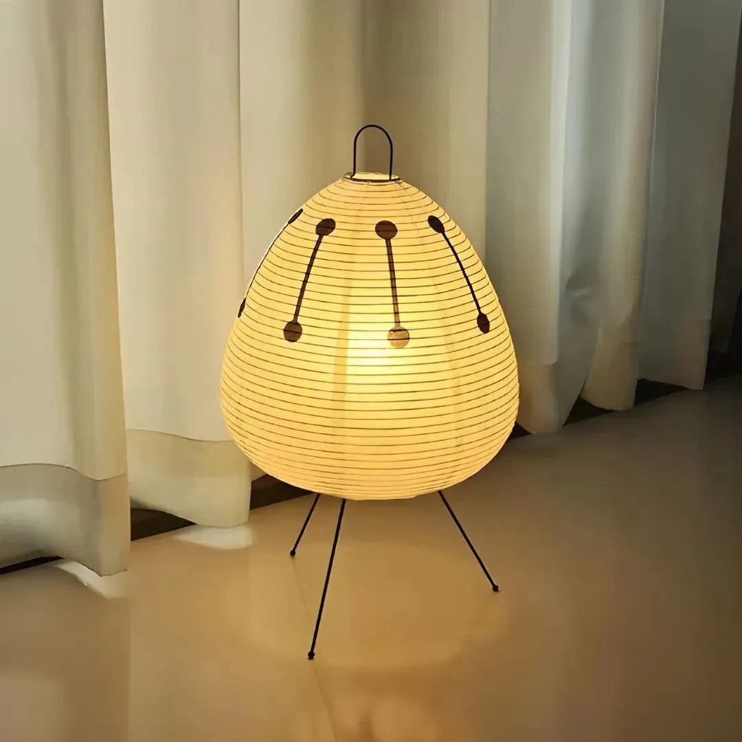 lampe papier paper moon coloré motifs devant rideaux blanc