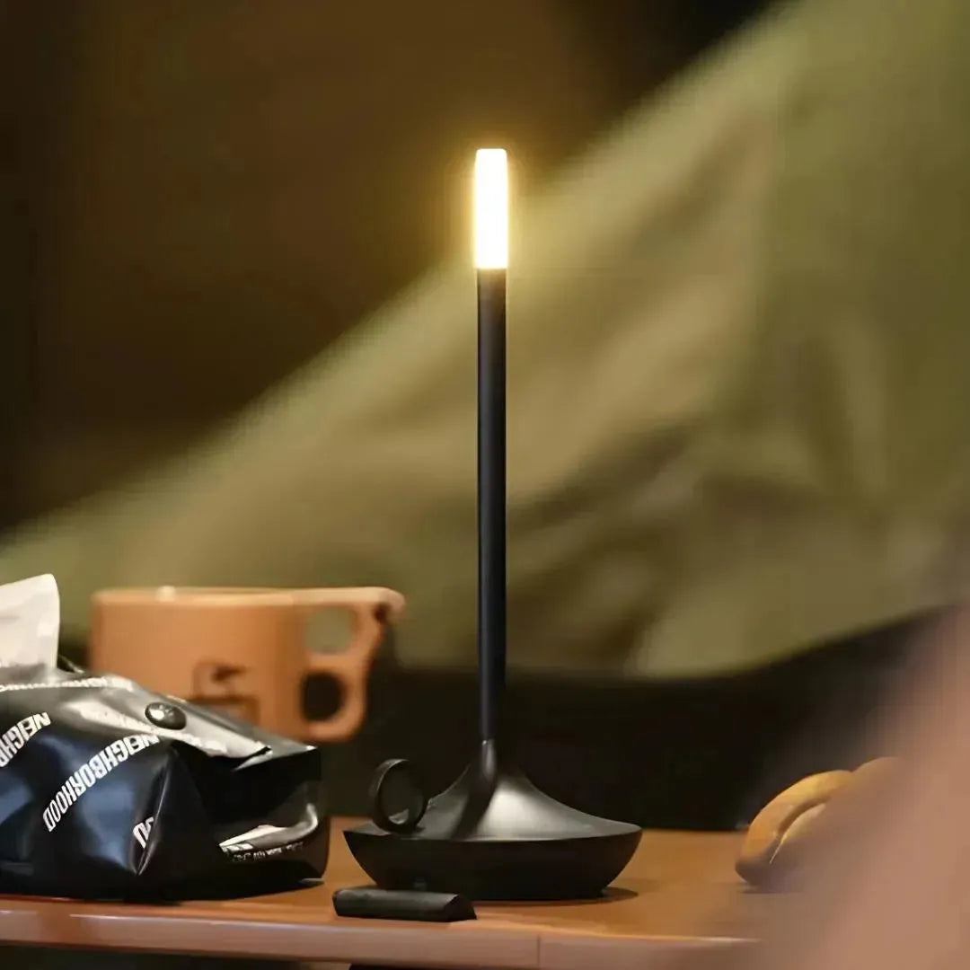 Lampe Bougie noire avec finitions métalliques.