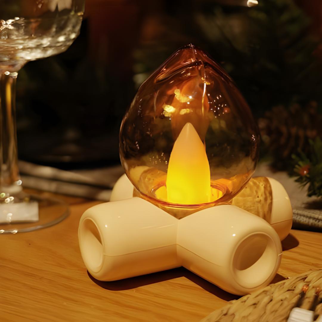 lampe flamme posée sur une table avec un verre ambiance noel