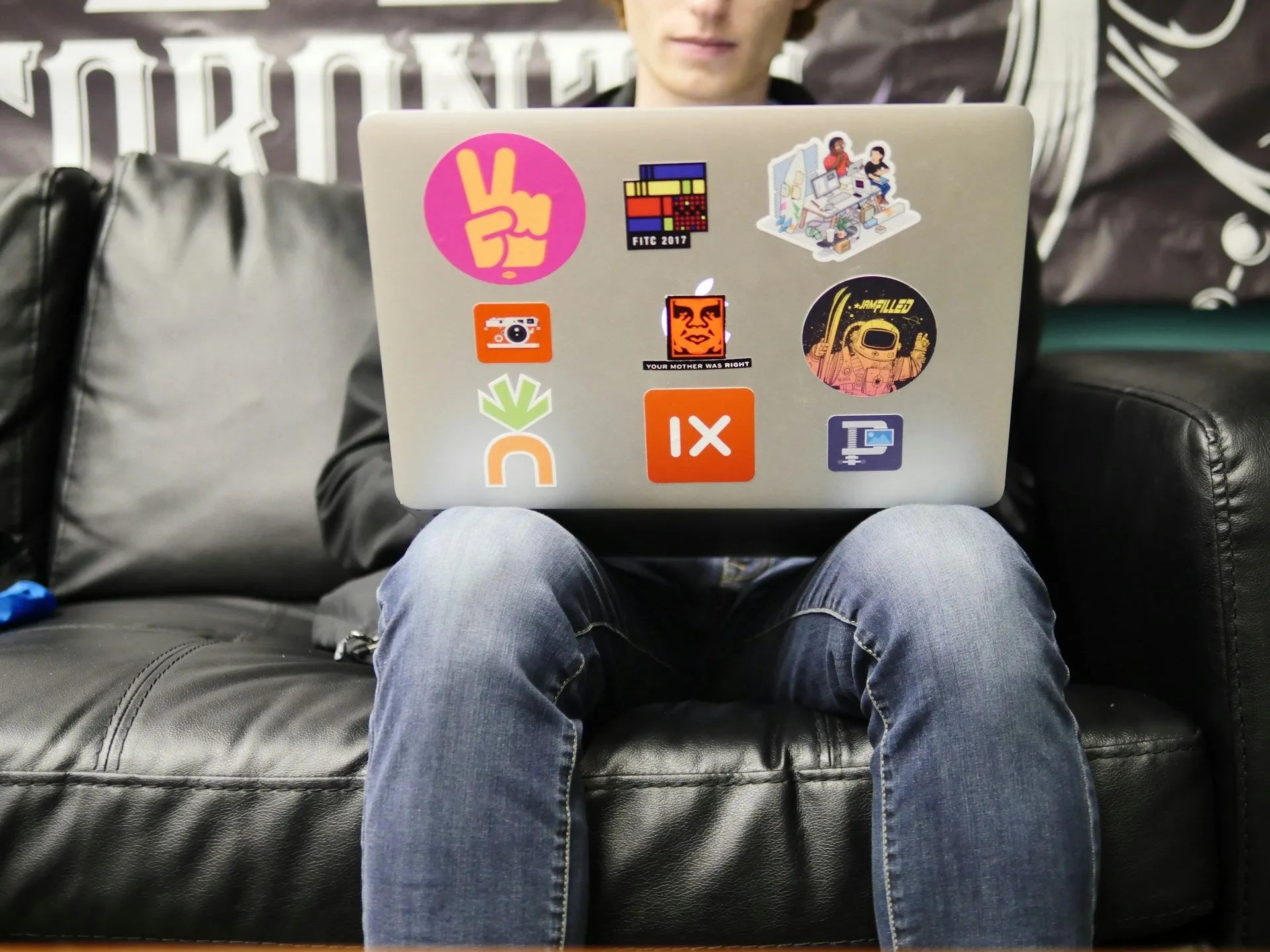 Ordinateur MacBook recouvert de stickers colorés, style créatif et affirmé