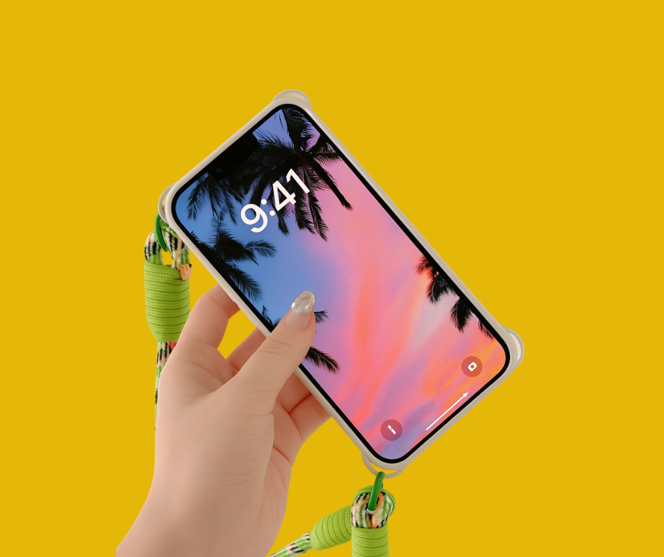 Main tenant un smartphone moderne avec coque colorée – fond jaune vif et contraste visuel