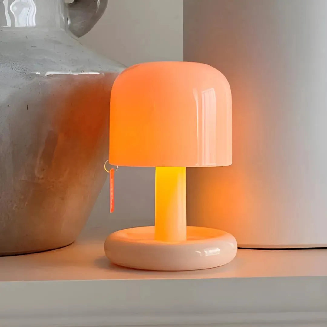 mini lampe fat boy nordic flow allumée sur une étagère tout en blanc, inspiration minimaliste