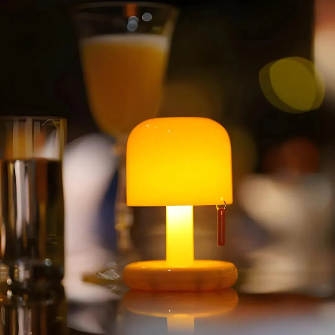 petite lampe fat boy sur une table fond flou allumée en soirée