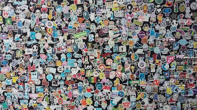 Mur rempli de stickers colorés, accumulation visuelle pop et créative pour inspiration déco