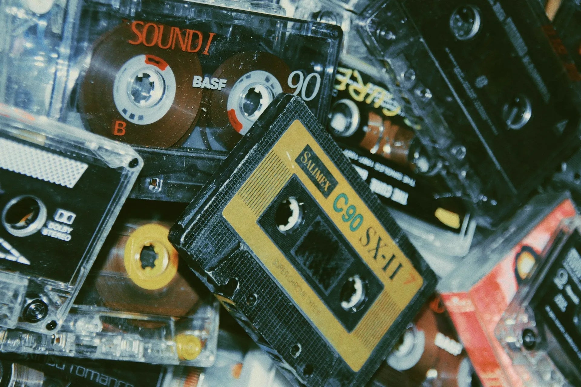 Fond vintage de cassettes audio rétro – ambiance musicale pour mettre en valeur une coque AirPods en forme de cassette