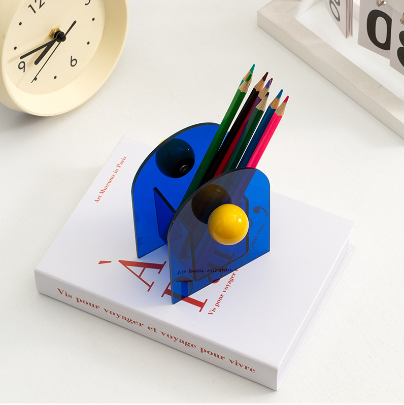 vue de haut porte stylos bleu et jaune sur un livre et une table blanche