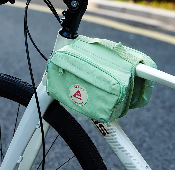 Sac vert fixé sur le cadre d’un vélo blanc – sacoche discrète et fonctionnelle pour cyclistes