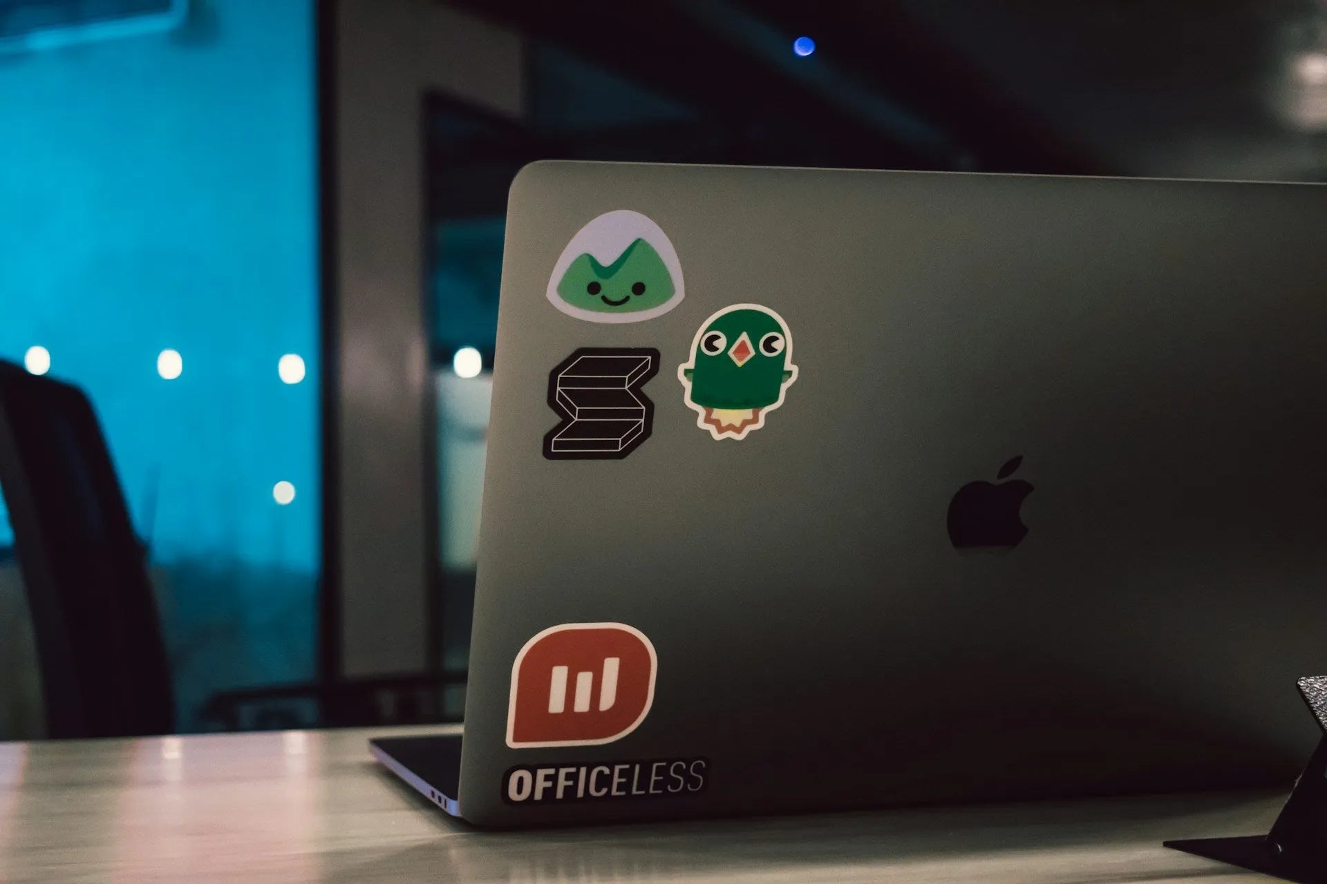 tickers posés sur un MacBook gris, personnalisation discrète d’un ordinateur portable