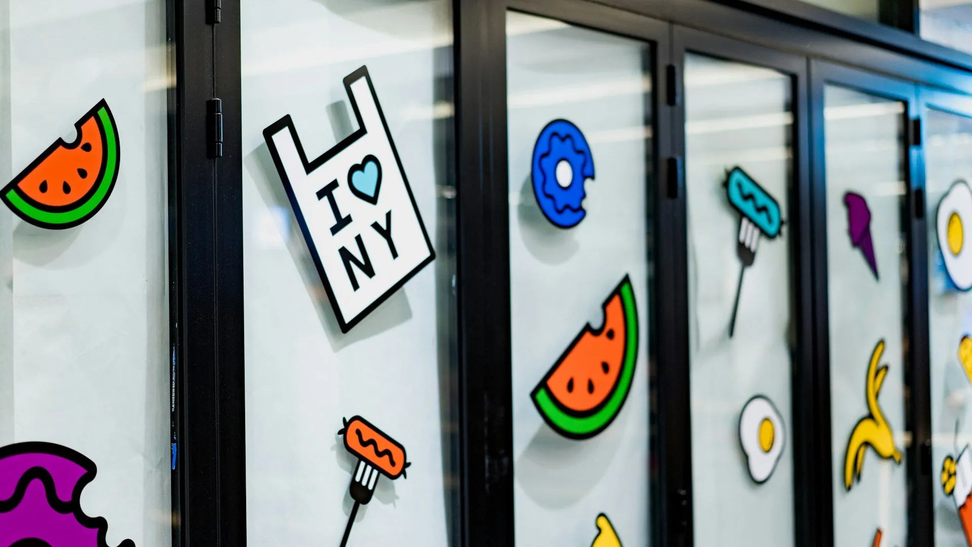 Stickers graphiques collés sur une vitre ou fenêtre, décoration éphémère et originale