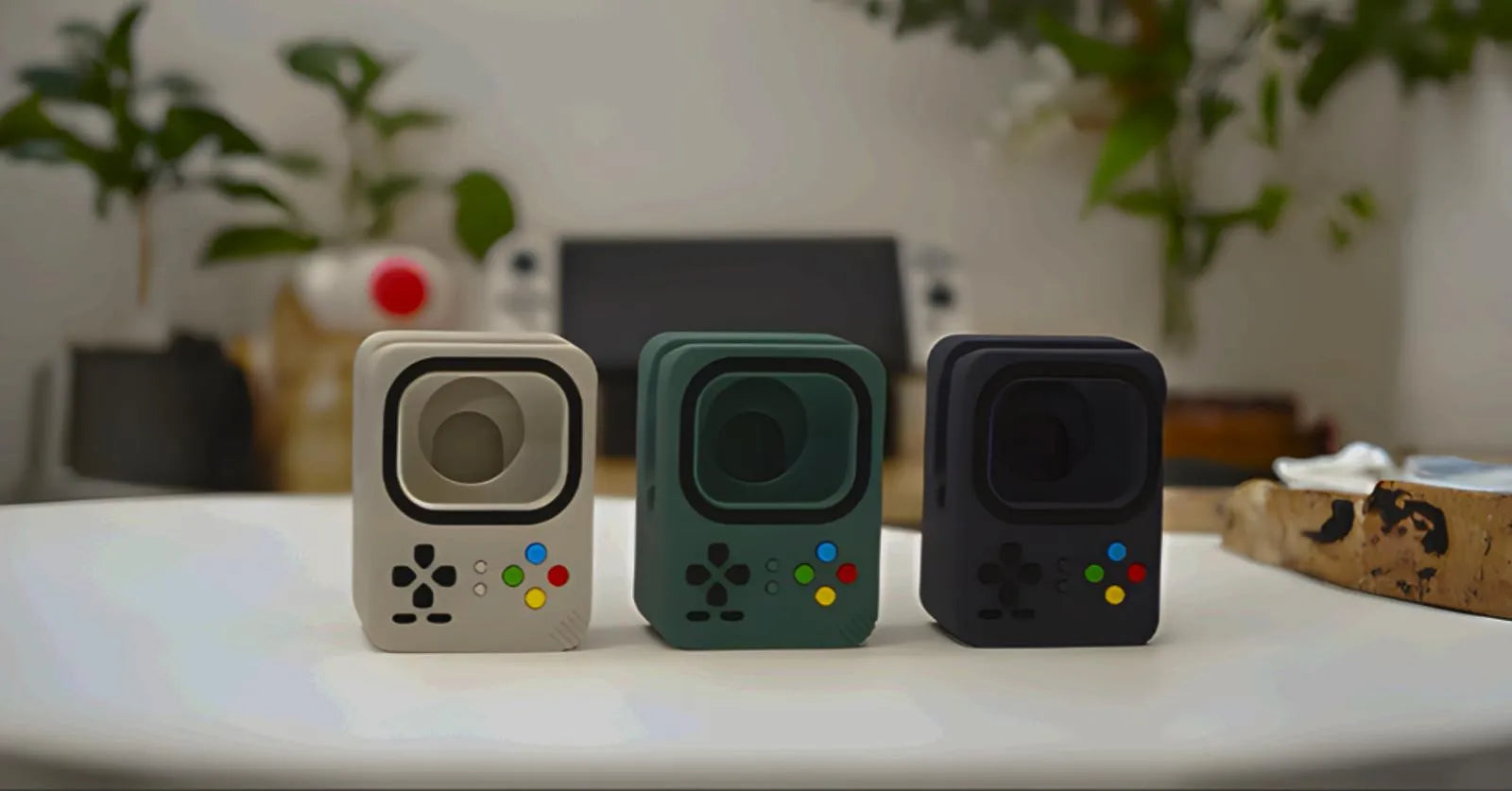 Trois modèles de supports rétro Apple Watch alignés sur une table, ambiance déco intérieure moderne.