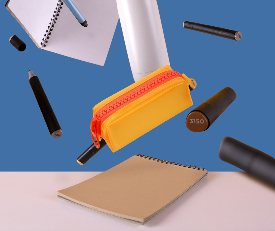 Trousse orange fluo posée sur un bureau bleu avec fournitures – ambiance scolaire colorée