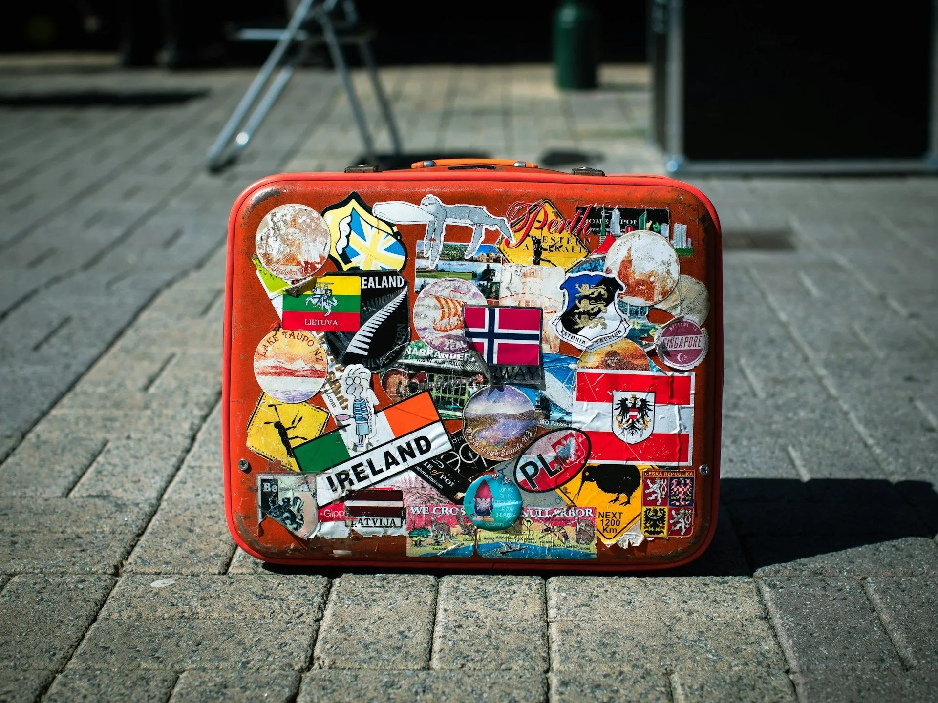 Valise rigide recouverte de stickers colorés, style voyageur personnalisé