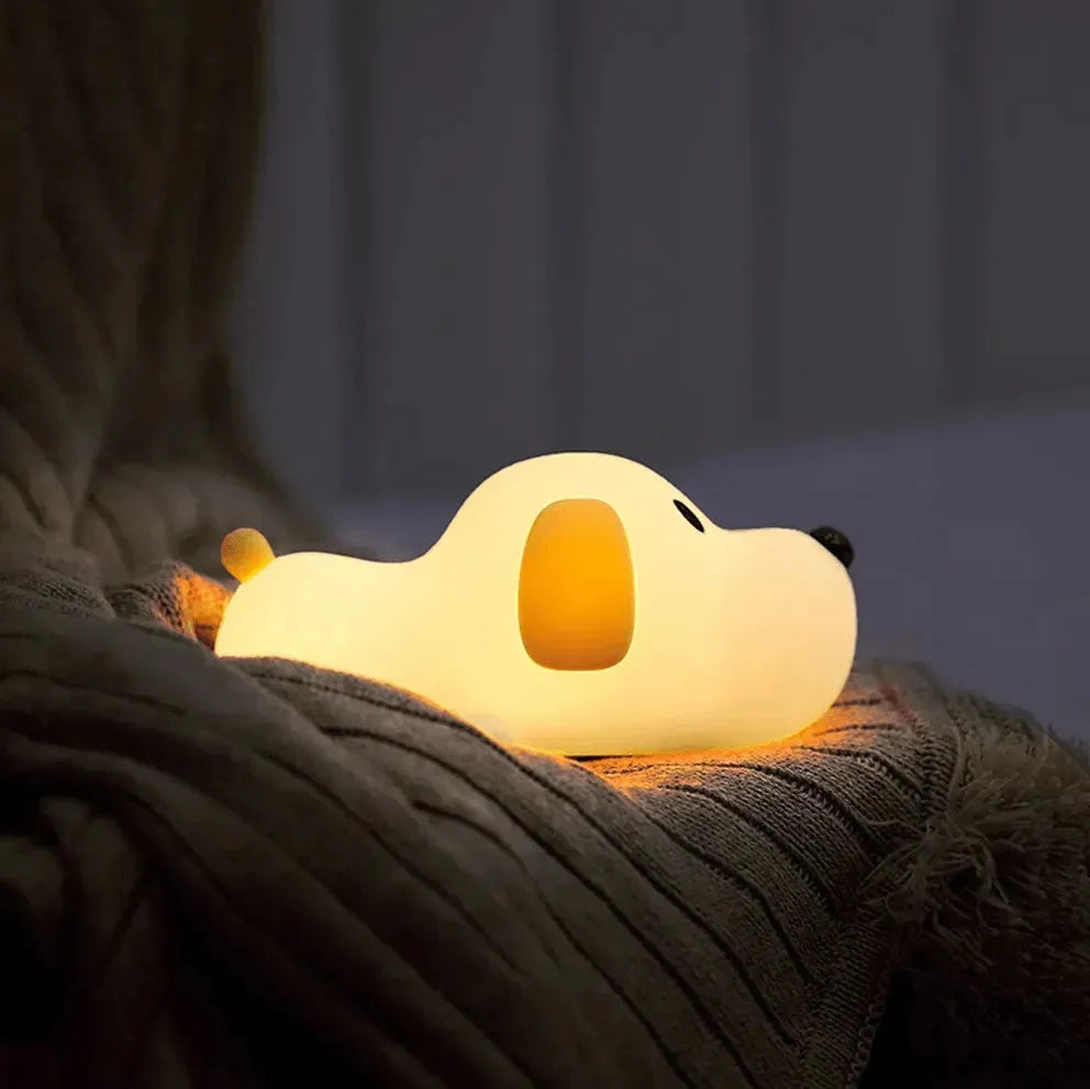 veilleuse enfant illuminée en forme de chiot allongé sur une couverture