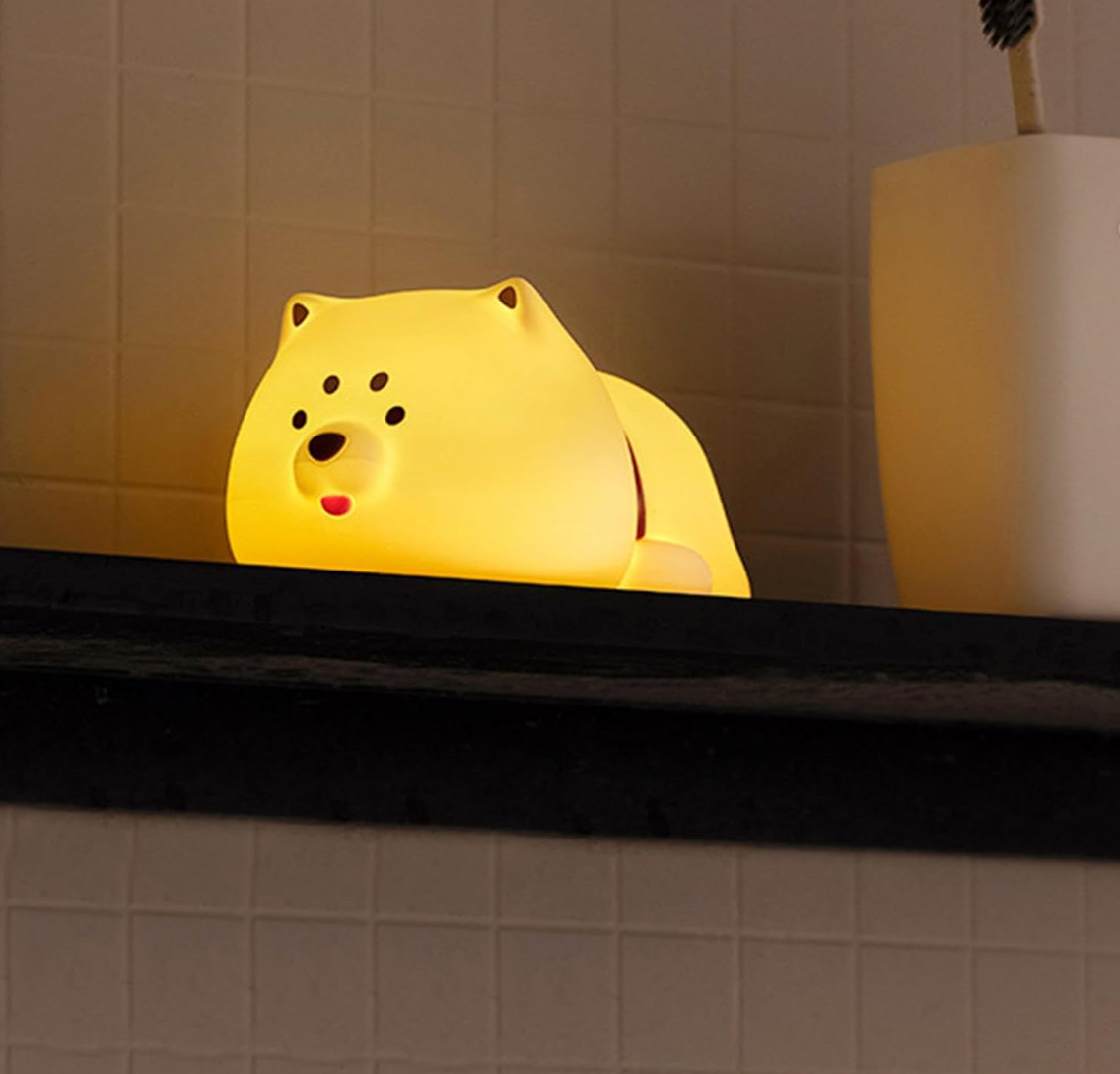 veilleuse shiba allumée et posée sur une étagère dans une salle de bain