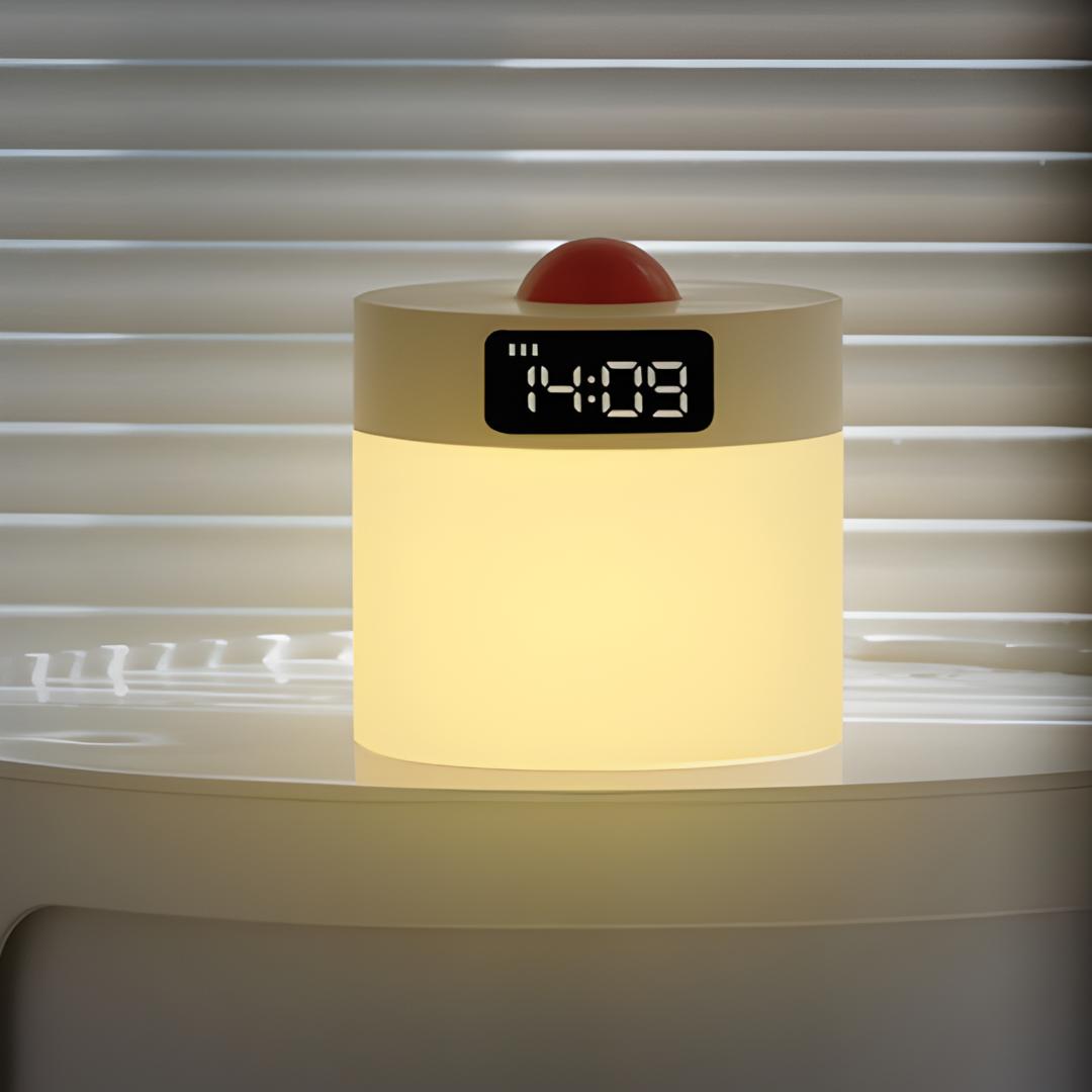 veilleuse horloge avec haut de corps blanc et boule décoration rouge sur console ronde blanche